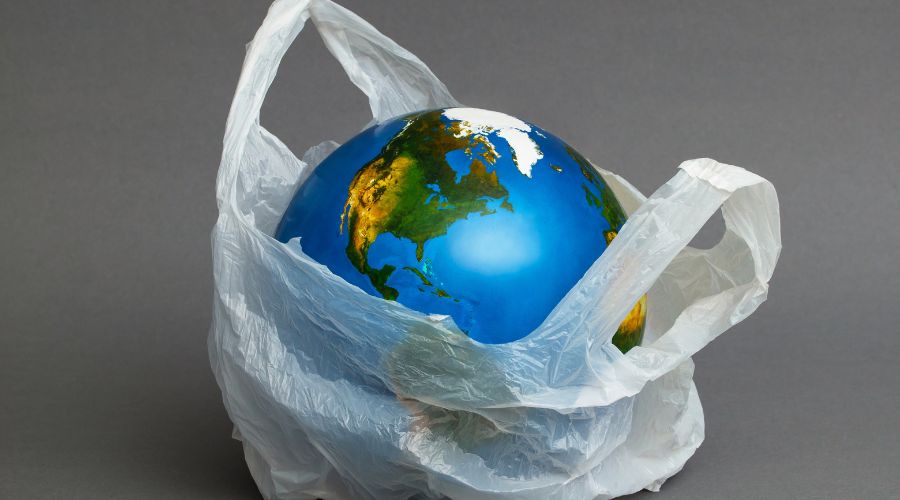 una sfera raffigurante il mondo inserita in un sacchetto di plastica
